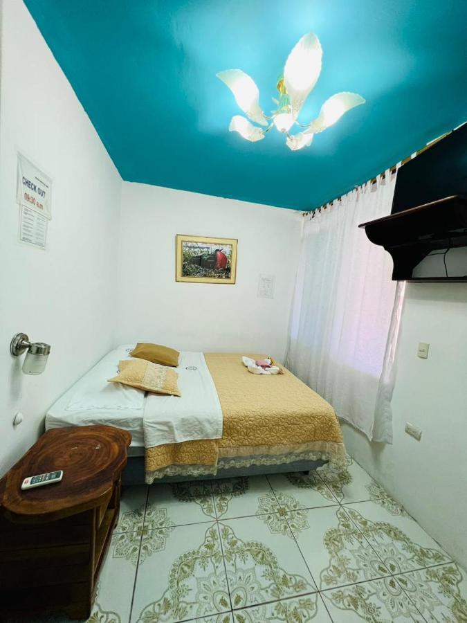 Hostal Brisas Del Mar Puerto Villamil Exterior foto